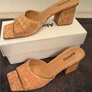 NWT. Abound cork shoes